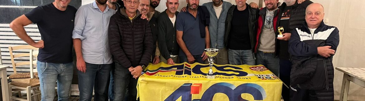 Calcio a 7 Over 40: Apd La Corte Tre Colli vince il Gatorade Cup Pre Game, Arci Pettori 3000 e Rifatti vincono la coppa Silver e Bronze. Tutti i premi di squadra e individuali e le foto.