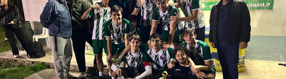 Calcio a 7: BM Team vince il 3° Missiva Pub. Ferrovia F.C, La Scepre Sanrimu e Porta a Lucca vincono la coppa Silver e Bronze One e Two.  Tutti i premi di squadra e individuali e le foto.